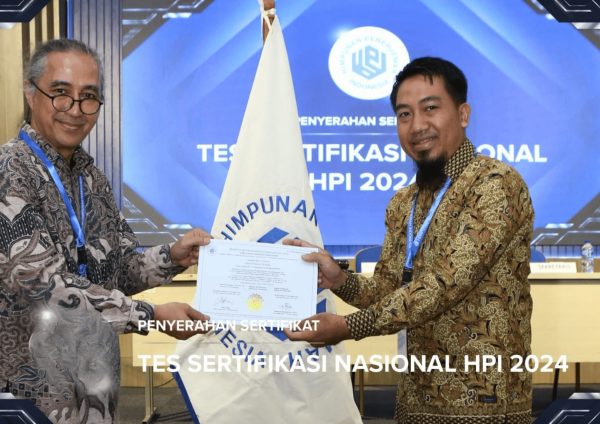 Direktur PT Solusi Komunika Bahasa mendapatkan sertifkat Tes Sertifikasi Nasional dari HPI